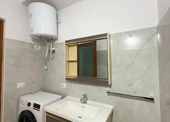 Villa Joli - 3 X Spacious Houses With Yard & Parking In Central Vlore Vlore