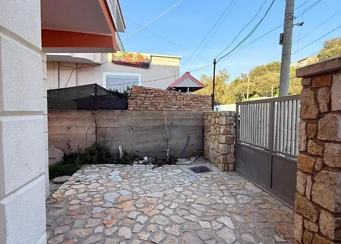 Villa Joli - 3 X Spacious Houses With Yard & Parking In Central Vlore Vlore