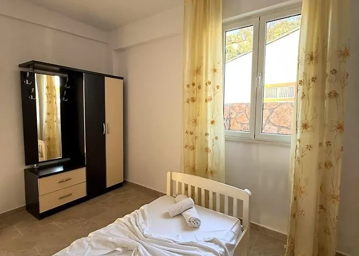 Villa Joli - 3 X Spacious Houses With Yard & Parking In Central Vlore Vlore