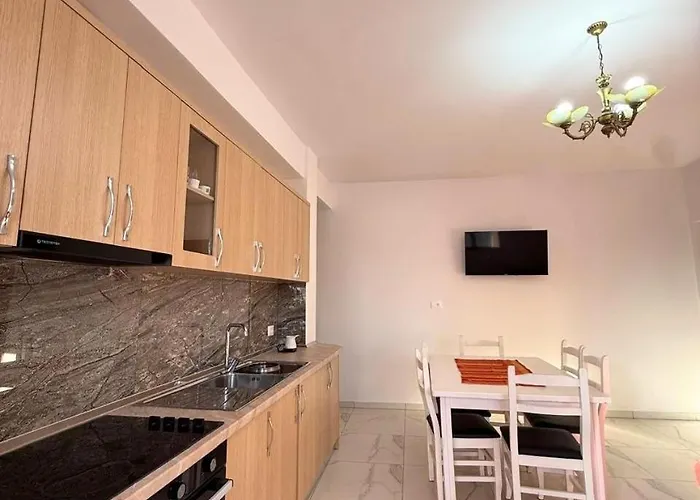 Villa Joli - 3 X Spacious Houses With Yard & Parking In Central Vlore * Vlore